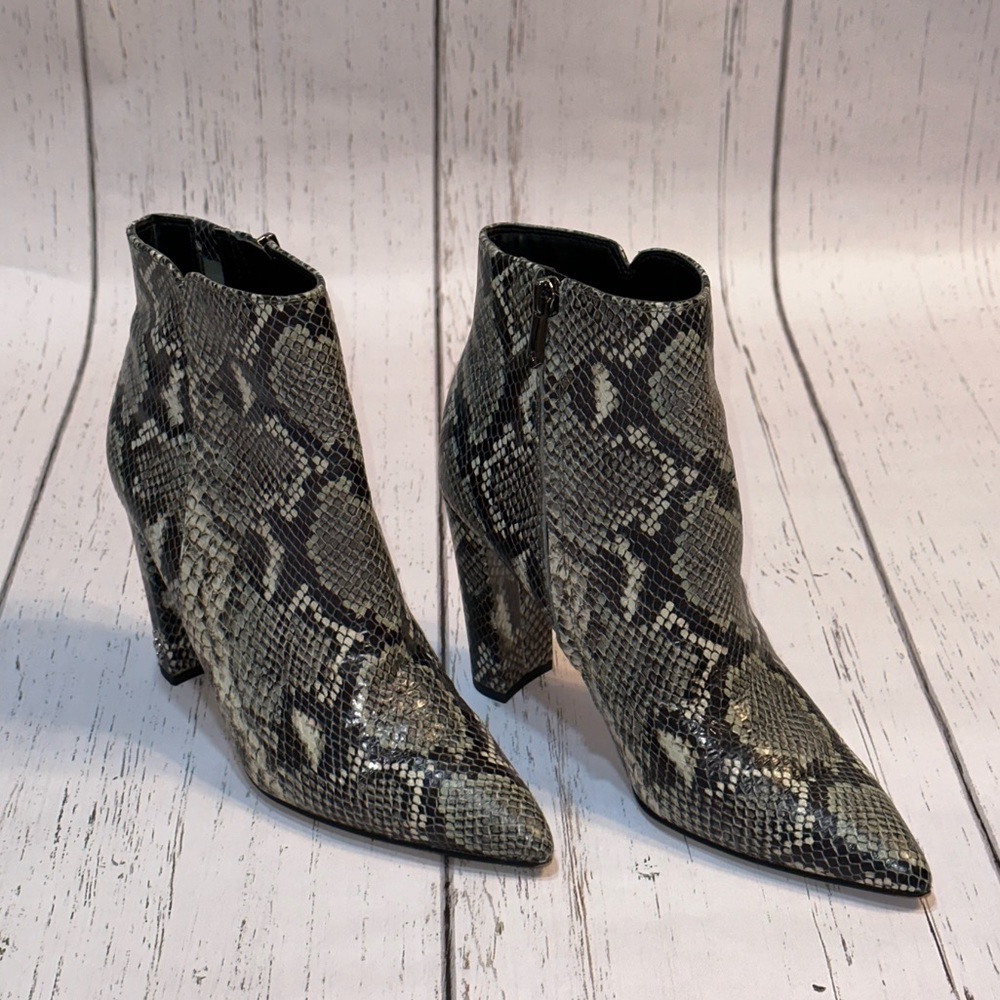 In great condition Sam Edelman Women's Raelle Ankle Boot size 8